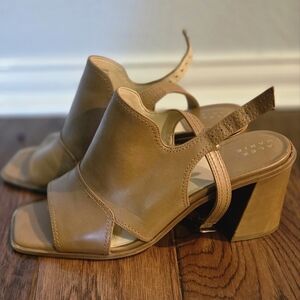 Alex Marie Tan Heels Classic Chunky Design